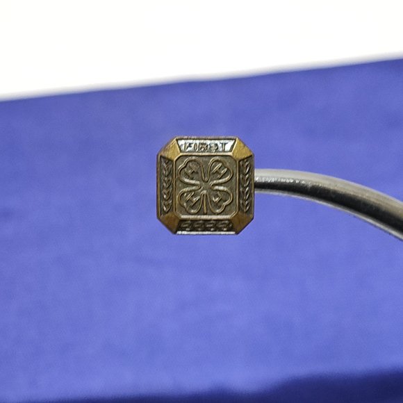 4-H First Year Award Lapel Brass Pin Clover Design & Gold-Tone Patina Finish VTG - Picture 3 of 7